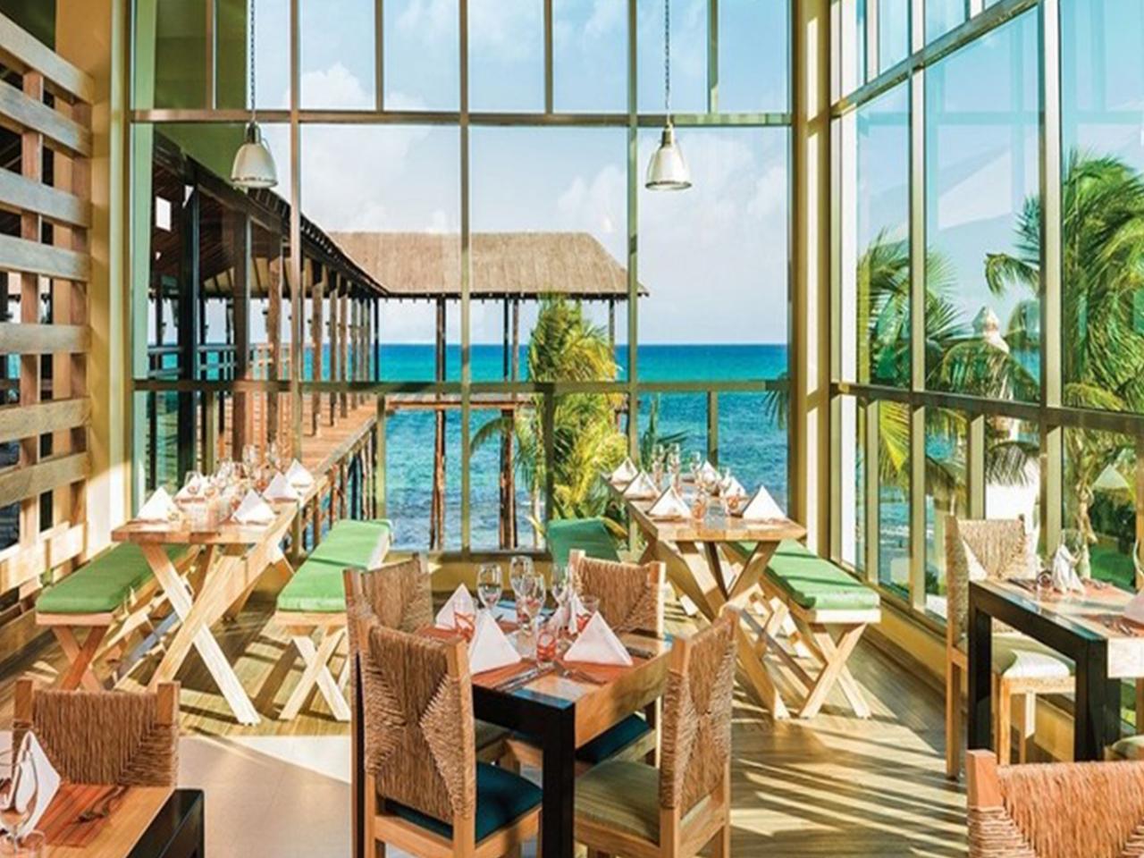 Bodas en la playa - restaurante vista al mar